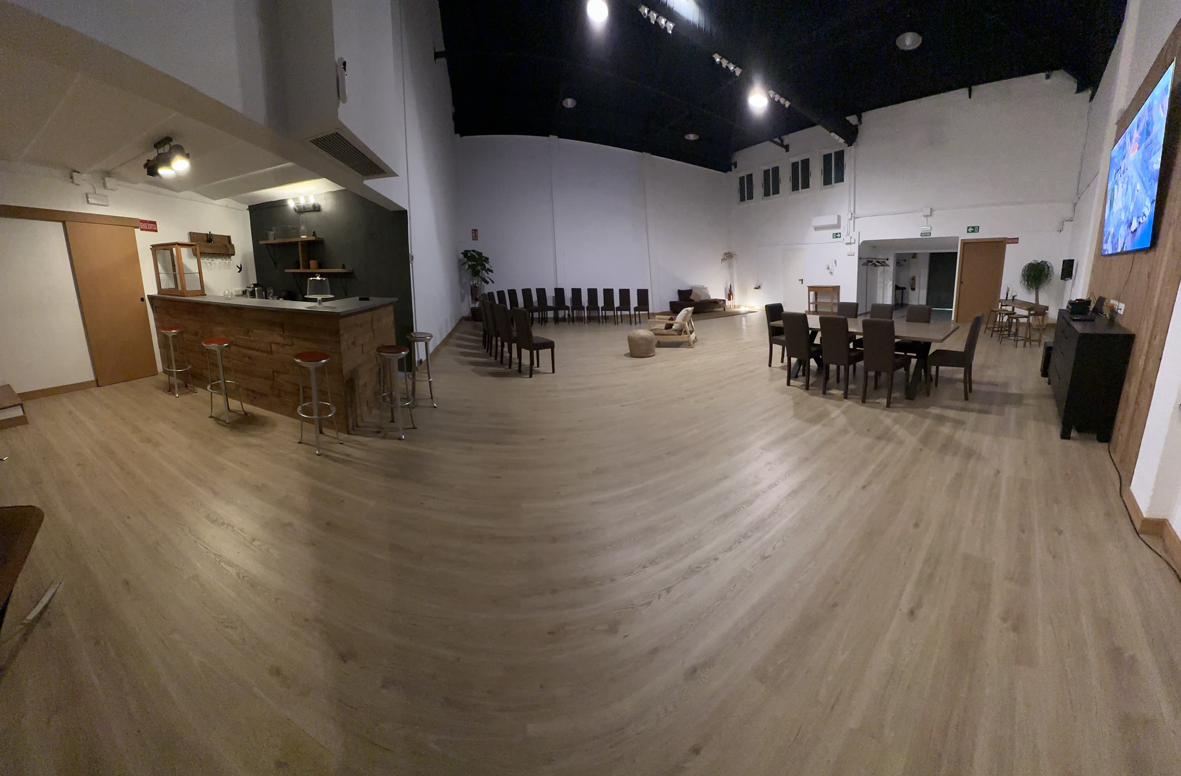 Sala vacía vista hacia la barra y el office