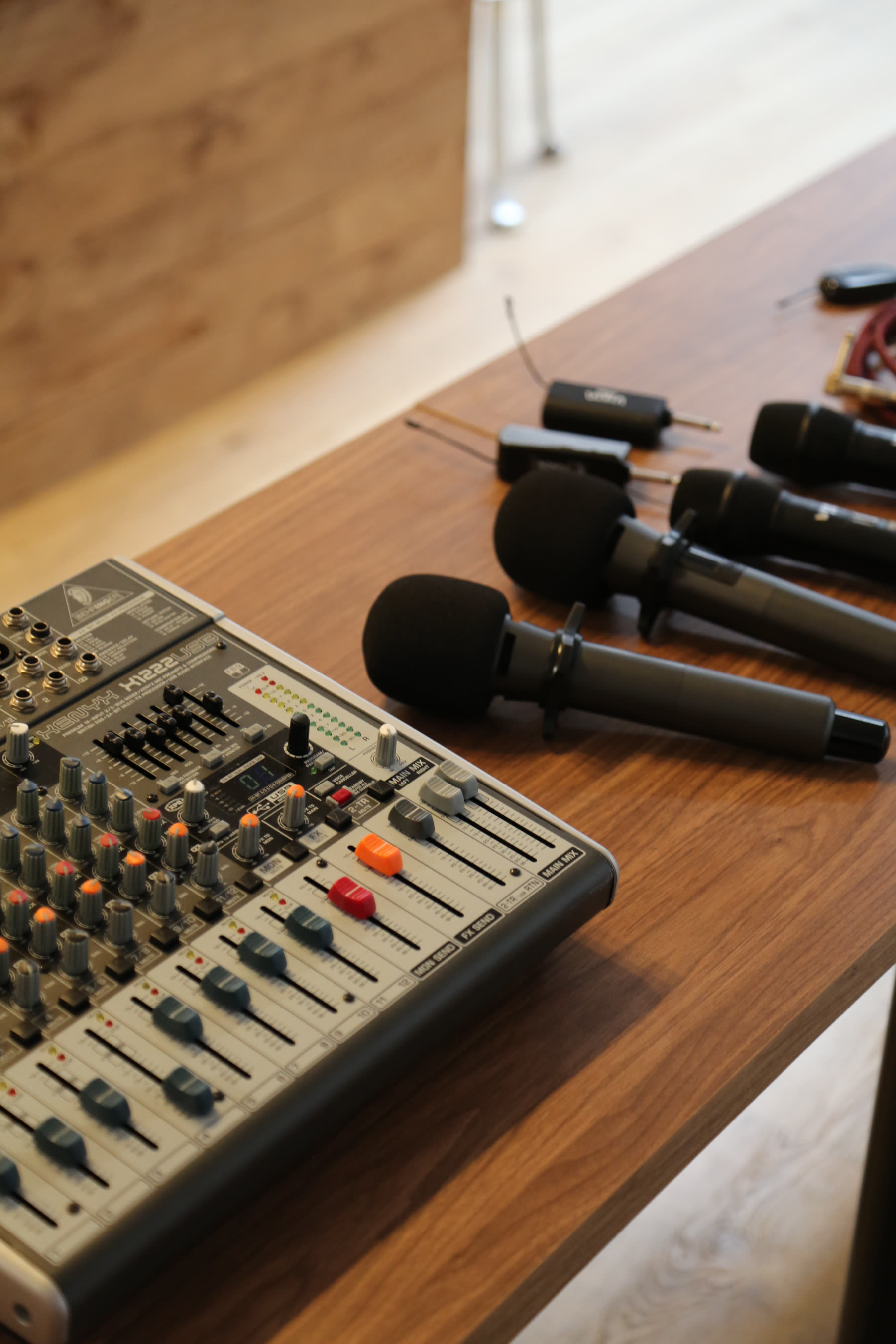 Micrófonos y mesa de sonido preparados antes de una jornada