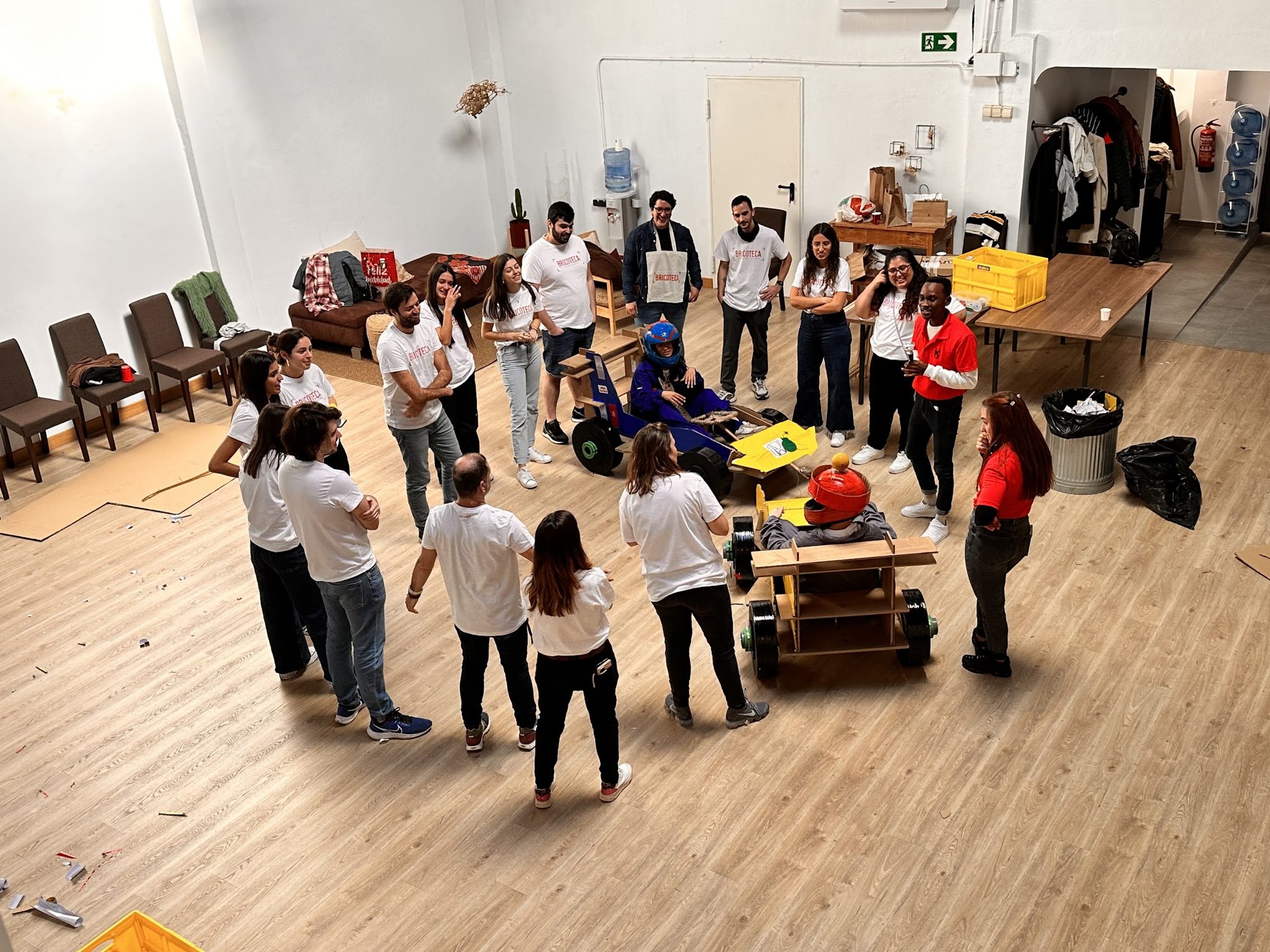 Equipo realizando una dinámica de team building en el espacio diáfano