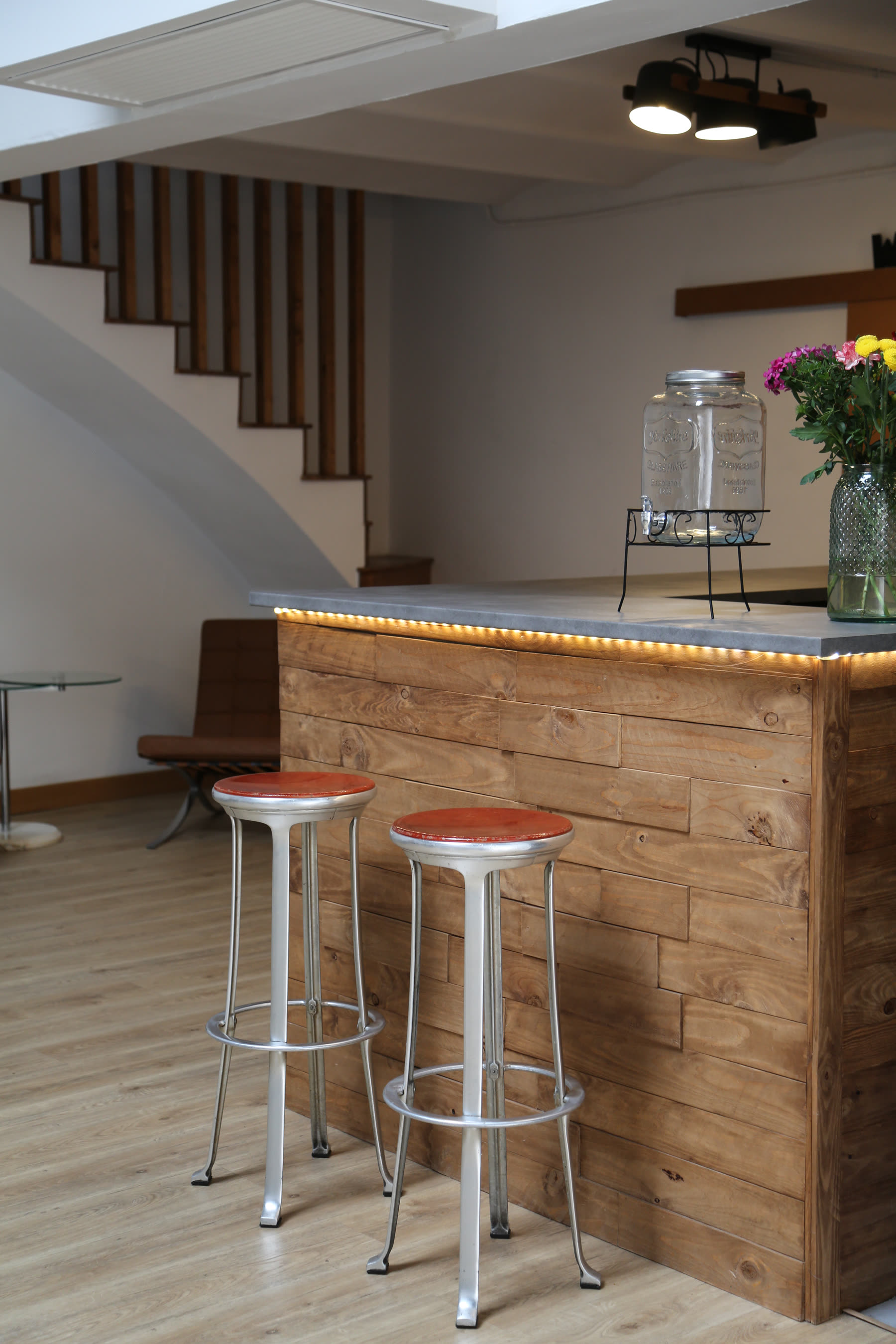 Montaje de mesa en U con servicio de café y agua