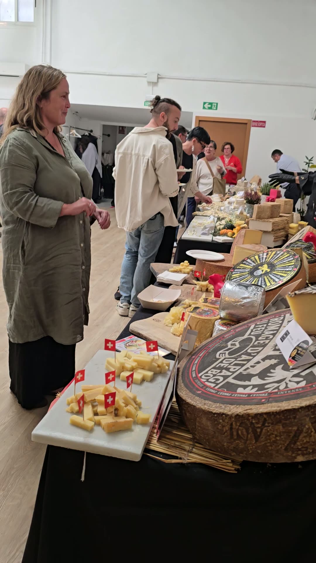 Tabla de quesos cortada y emplatada durante una cata en la sala