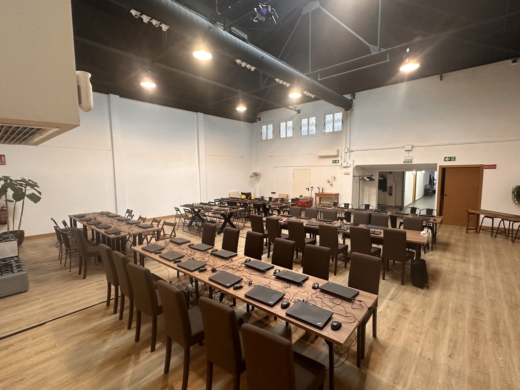 Aula en U montada para una formación corporativa