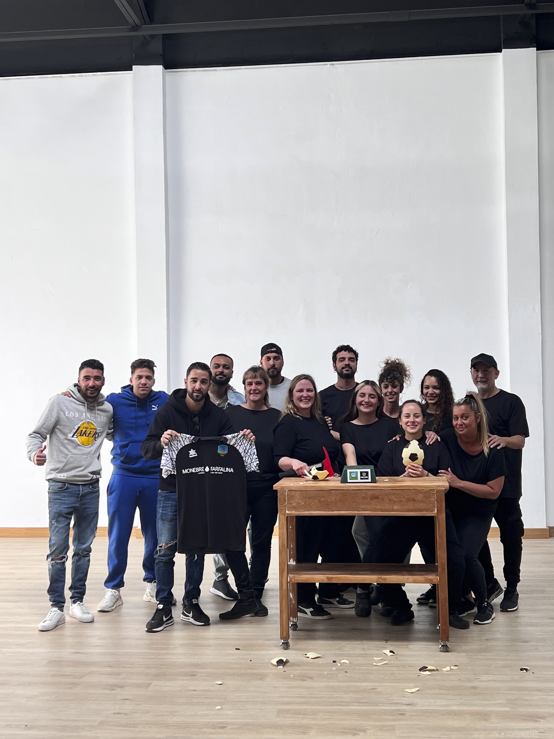 Grupo posando durante una activación de marca en el espacio