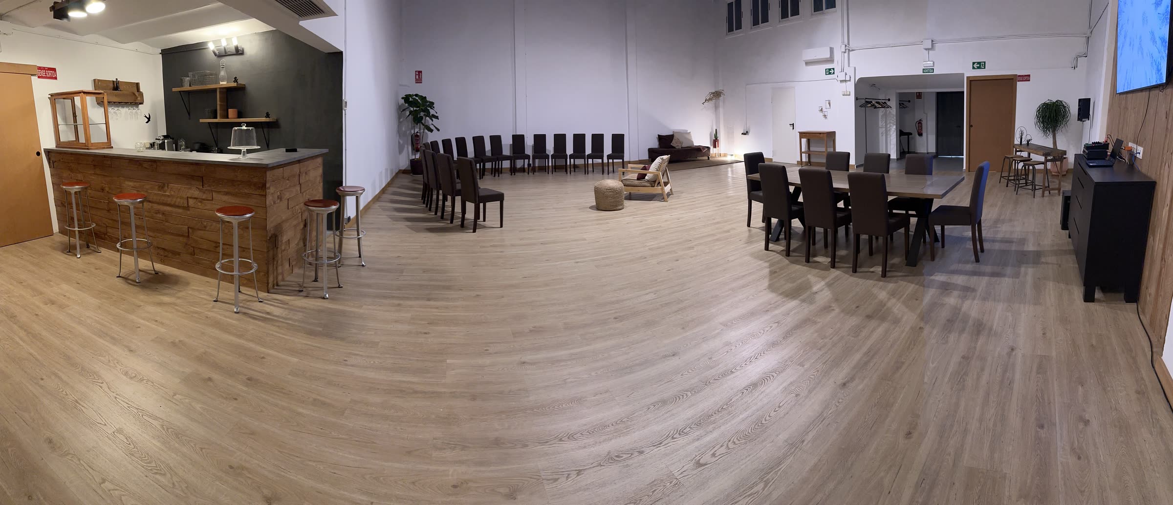 Panorámica de 360º de la sala principal vacía con la barra a la izquierda