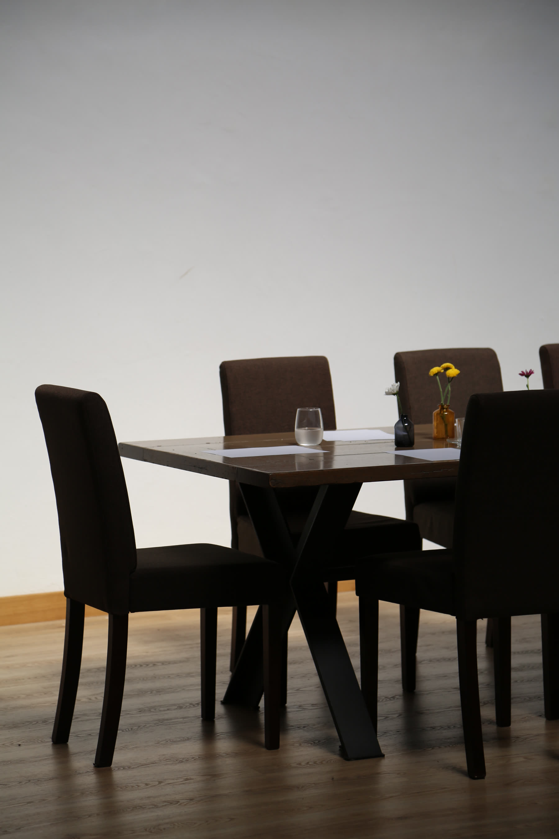 Mesa de juntas montada para un comité de dirección