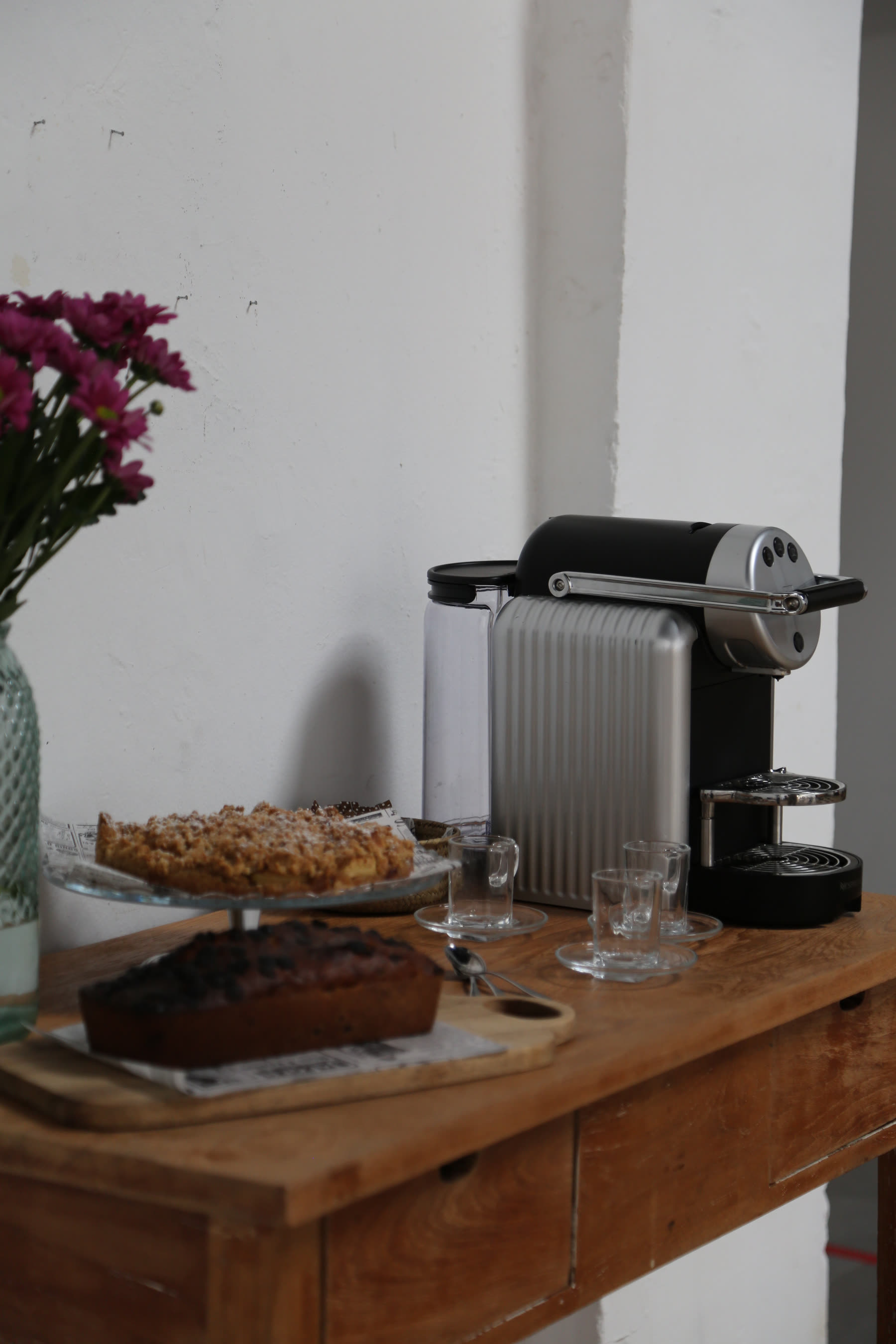 Mesa de buffet vestida con flores y producto de la cocina propia