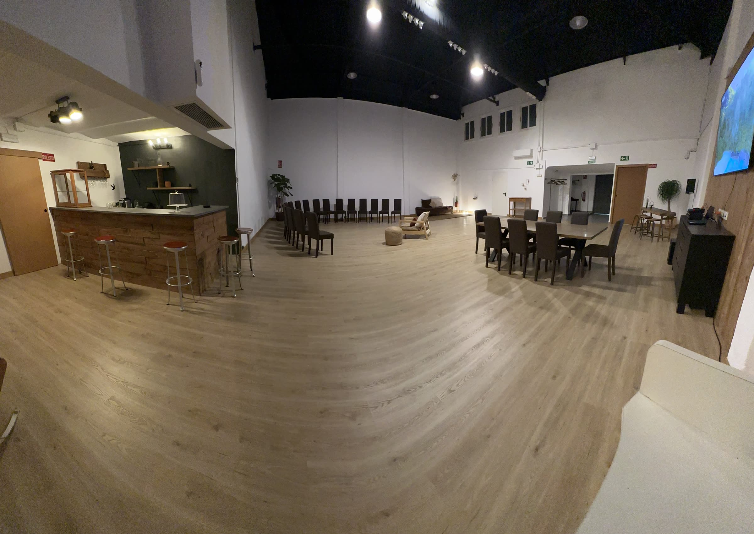 Sala vacía vista hacia el fondo y el altillo