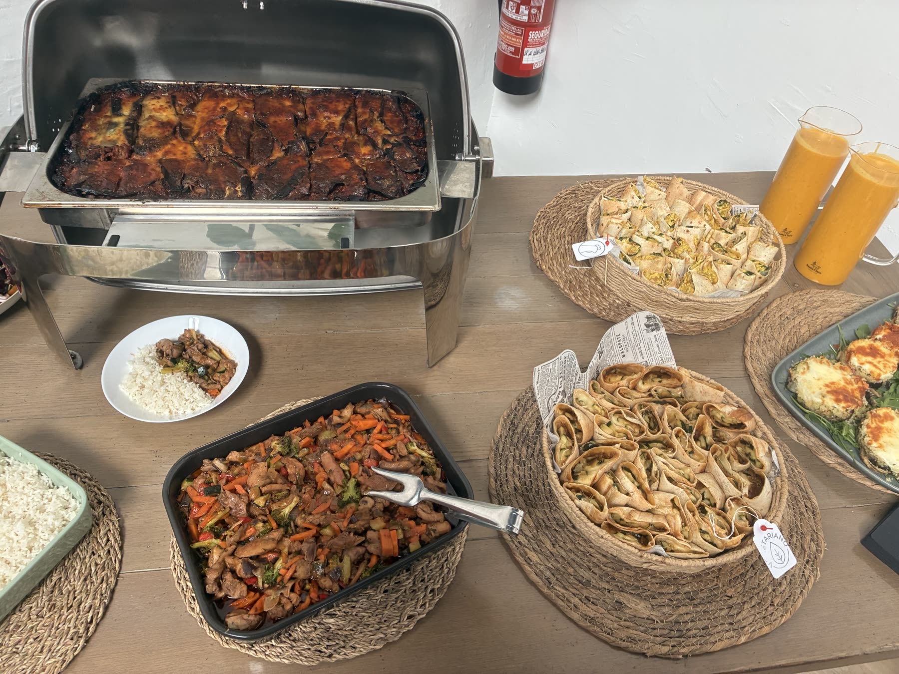 Buffet caliente servido en sala durante un evento corporativo