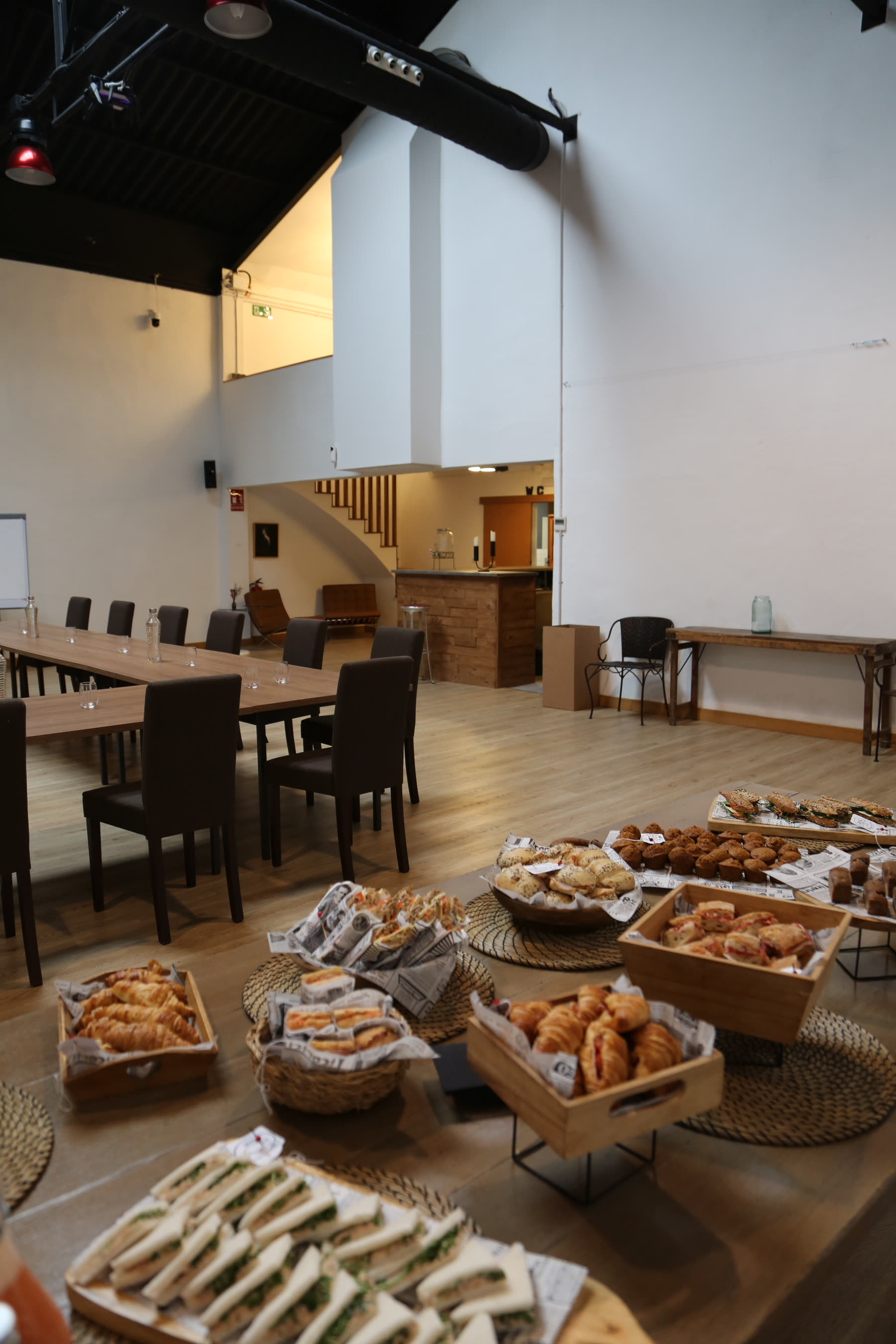 Coffee break servido en primer término con la sala montada al fondo