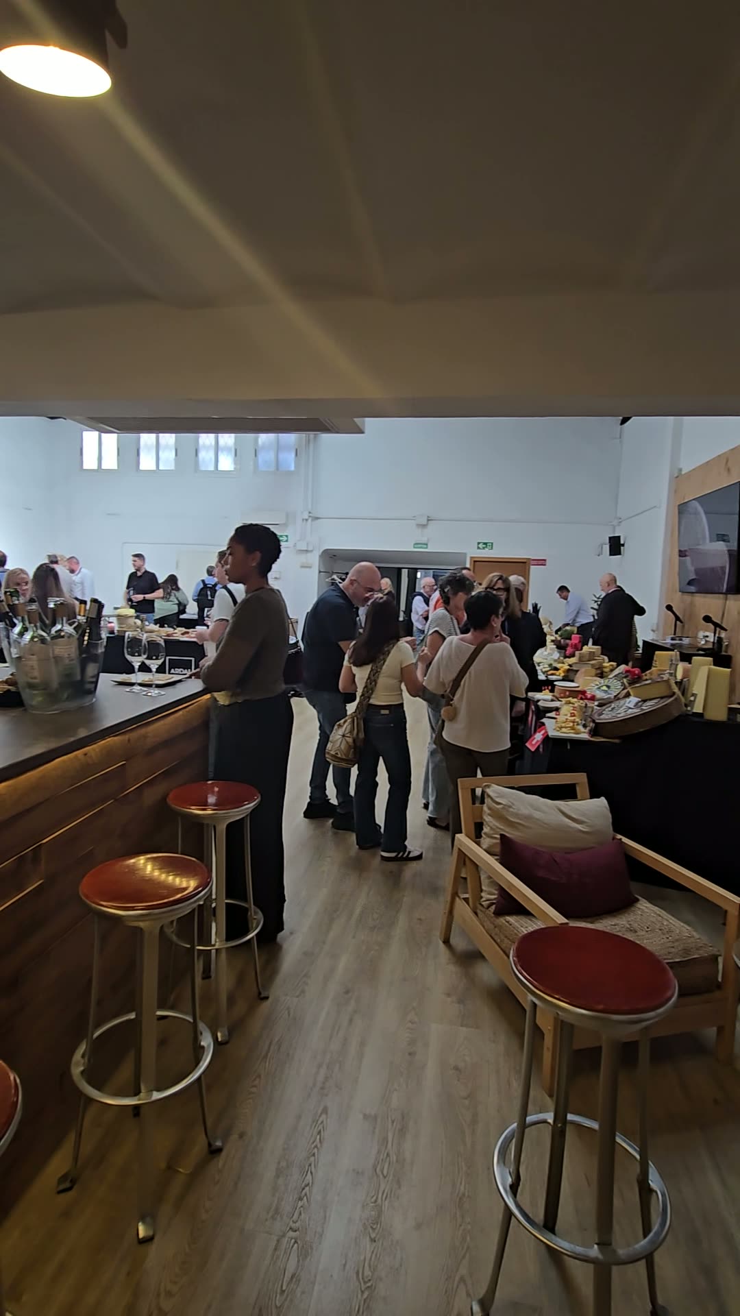 Barra de vinos del espacio en servicio durante una cata